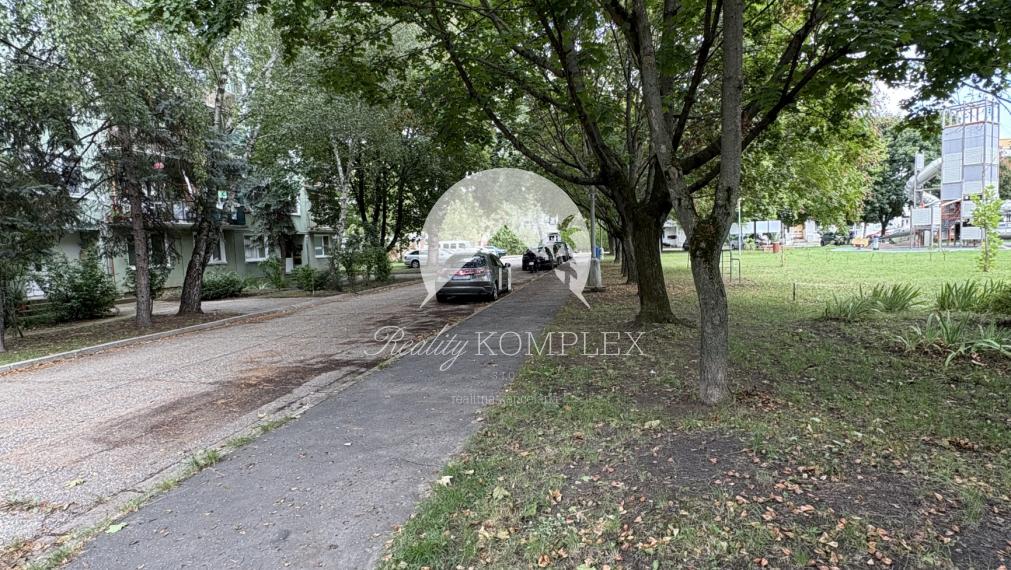 Pozor veľká zľava!! Reality KOMPLEX s.r.o. Vám ponúka na PREDAJ priestranný, zrekonštruovaný  3 izbový byt s bakónom na najlepšej adrese v meste Hurbanovo !!!