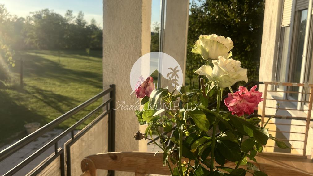 Reality Komplex s.r.o. Vám exkluzívne ponúka na PREDAJ poschodový rodinný dom s obrovským pozemkom v obci Tôň, blízko Komárna!