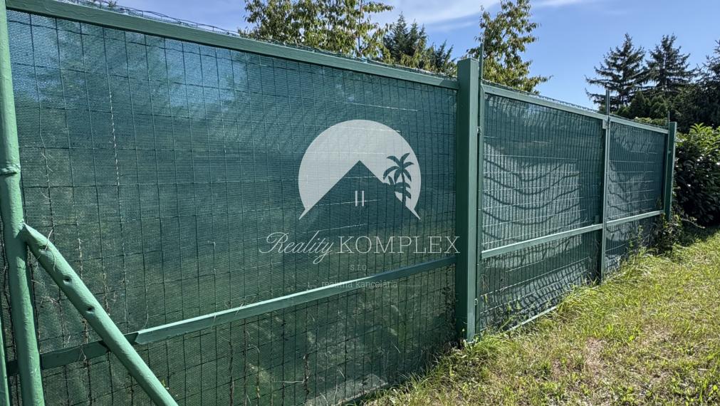 Reality KOMPLEX s.r.o. Vám výhradne ponúka na predaj rekreačnú chatku a celoročný mobilný dom v záhradkárskej oblasti MAJÁK v meste Komárno, pozemok je zapísané na liste vlastníctva.