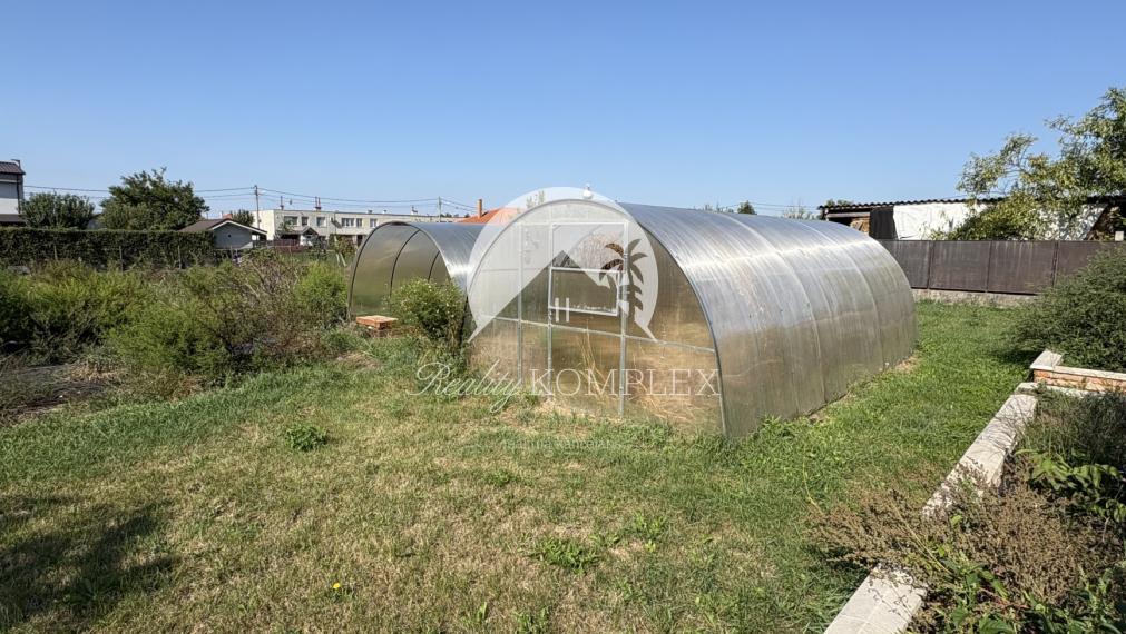 Reality KOMPLEX s.r.o. ponúka na PRENÁJOM 2 izbový zariadený pekný rodinný dom so záhradou  v obci Trávnik !!!