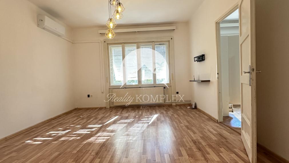 Reality KOMPLEX s.r.o. Vám ponúka na prenájom priestranný 3-izbový byt v centre mesta Komárno.