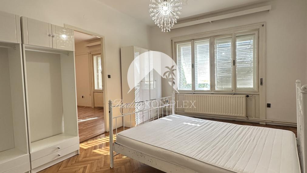 Reality KOMPLEX s.r.o. Vám ponúka na prenájom priestranný 3-izbový byt v centre mesta Komárno.