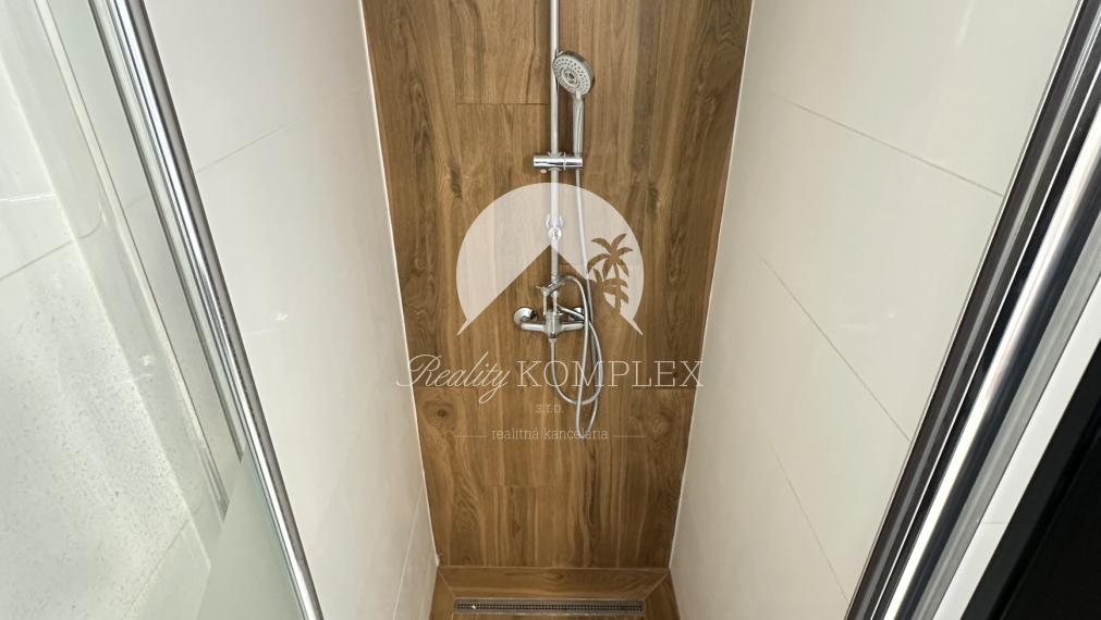 Reality KOMPLEX s.r.o. Vám ponúka na prenájom priestranný 3-izbový byt v centre mesta Komárno.