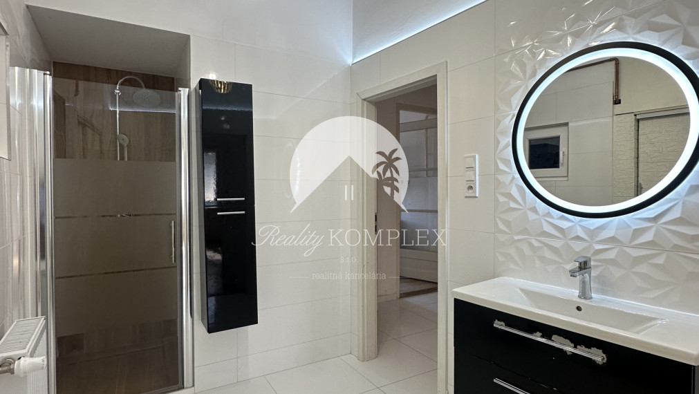 Reality KOMPLEX s.r.o. Vám ponúka na prenájom priestranný 3-izbový byt v centre mesta Komárno.