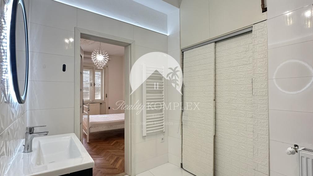 Reality KOMPLEX s.r.o. Vám ponúka na prenájom priestranný 3-izbový byt v centre mesta Komárno.