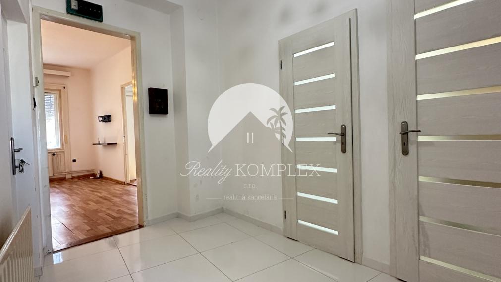 Reality KOMPLEX s.r.o. Vám ponúka na prenájom priestranný 3-izbový byt v centre mesta Komárno.