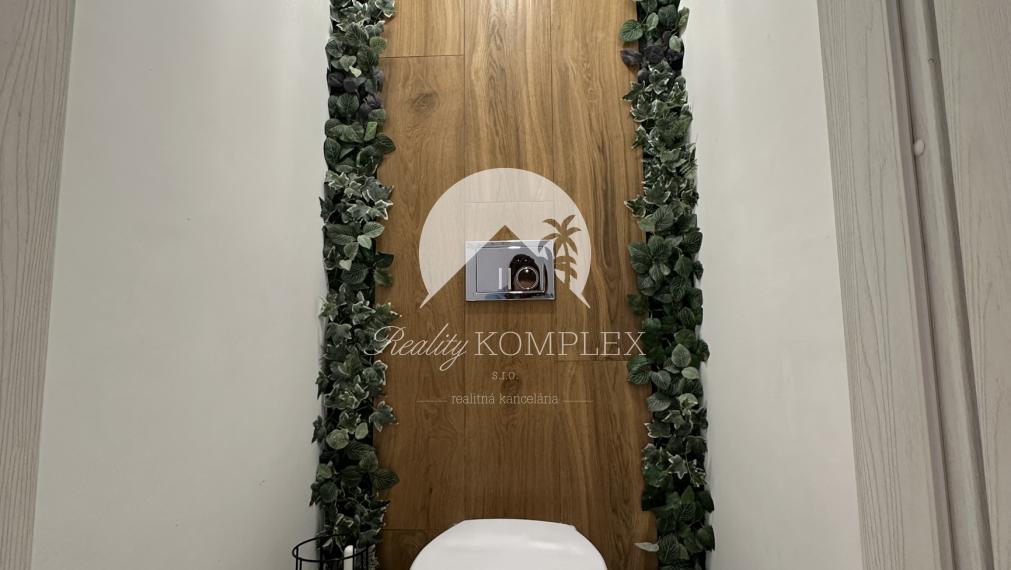 Reality KOMPLEX s.r.o. Vám ponúka na prenájom priestranný 3-izbový byt v centre mesta Komárno.