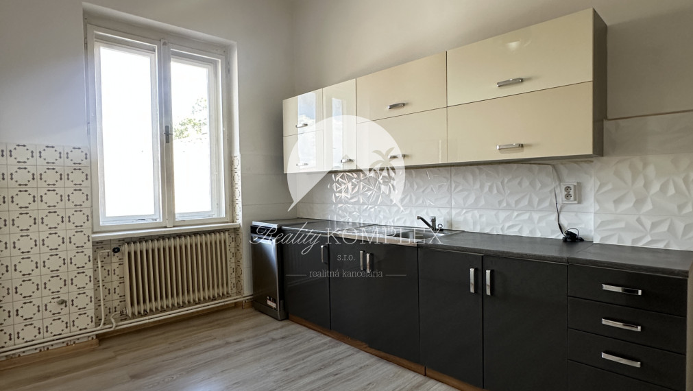 Reality KOMPLEX s.r.o. Vám ponúka na prenájom priestranný 3-izbový byt v centre mesta Komárno.