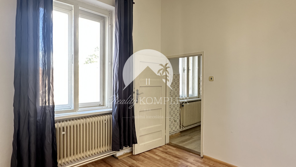 Reality KOMPLEX s.r.o. Vám ponúka na prenájom priestranný 3-izbový byt v centre mesta Komárno.