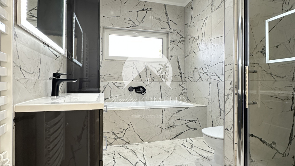 Reality KOMPLEX vám ponúka na predaj modernú novostavbu 5-izbového rodinného domu