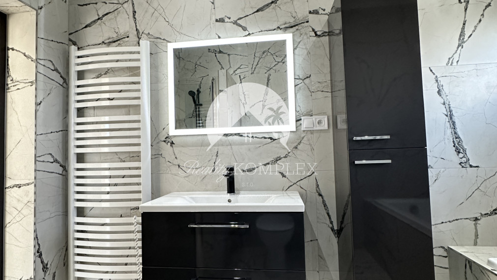 Reality KOMPLEX vám ponúka na predaj modernú novostavbu 5-izbového rodinného domu