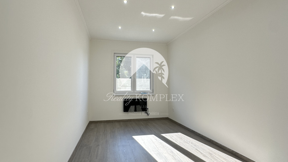 Reality KOMPLEX vám ponúka na predaj modernú novostavbu 3-izbového rodinného domu v Kolárove