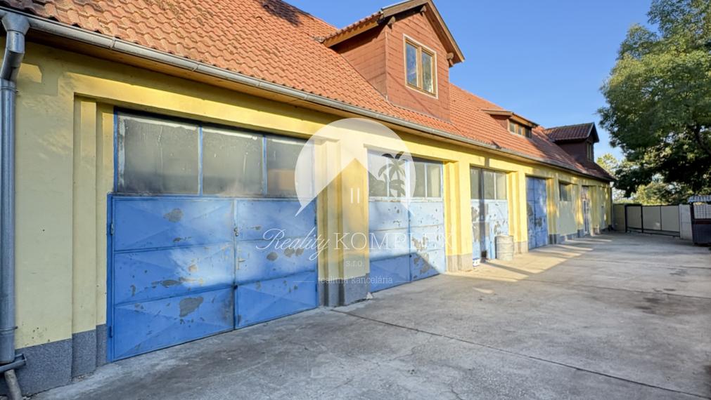 IBA U NÁS !!! Reality KOMPLEX s.r.o. vám ponúka na predaj priestranný viacúčelový priestor v Komárne na pozemku s celkovou výmerou 805 m2 za super cenu !!!