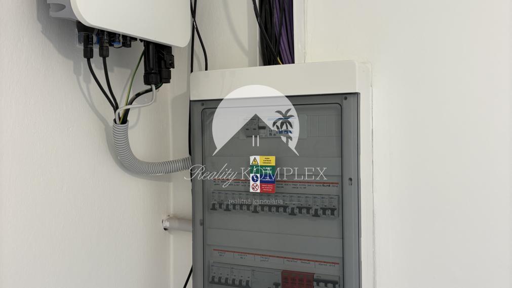 IBA U NÁS !!! Reality KOMPLEX s.r.o. Vám ponúka na PREDAJ zrekonštruovanú chatu v nádhernom, tichom prostredí 100m od Virtskom jazere !!!