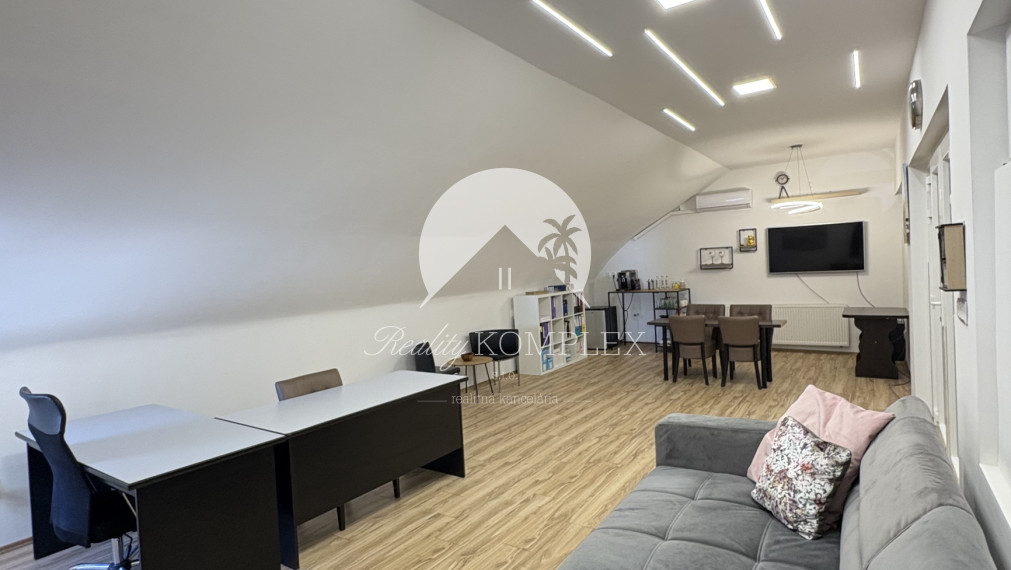 IBA U NÁS !!! Reality KOMPLEX s.r.o. Vám ponúka na predaj kompletne zrekonštruovaný priestor, vhodný pre služby alebo kanceláriu za super cenu !!!