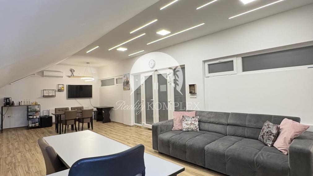 IBA U NÁS !!! Reality KOMPLEX s.r.o. Vám ponúka na predaj kompletne zrekonštruovaný priestor, vhodný pre služby alebo kanceláriu za super cenu !!!