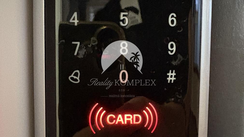 IBA U NÁS !!! Reality KOMPLEX s.r.o. Vám ponúka na predaj kompletne zrekonštruovaný priestor, vhodný pre služby alebo kanceláriu za super cenu !!!