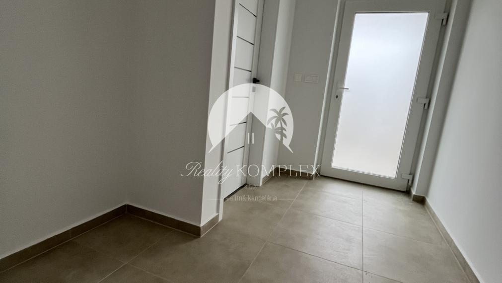 Reality KOMPLEX s.r.o., Vám ponúka na predaj moderný 4-izbový bungalov v Topoľníkoch