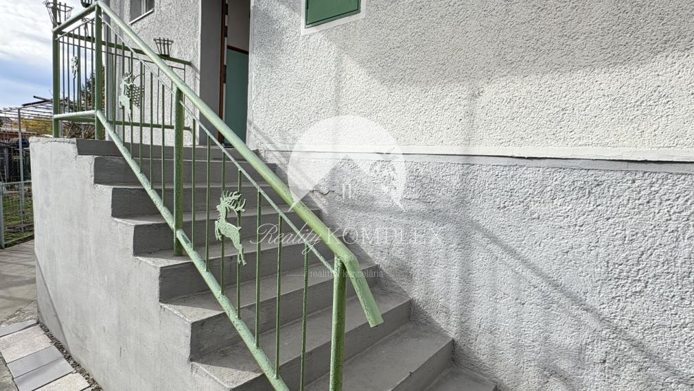 IBA U NÁS !!! Reality KOMPLEX s.r.o. ponúka EXKLUZÍVNE na predaj rodinný dom s hosťovskou budovou a garážou v tichej a obľúbenej lokalite Komárna !!!