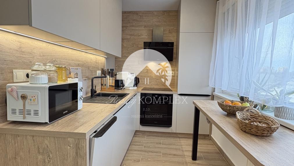 Reality KOMPLEX s.r.o., Vám ponúka kompletne zrekonštruovaný 3-izbový byt s loggiou na prenájom v dobrej lokalite v Komárne !!!