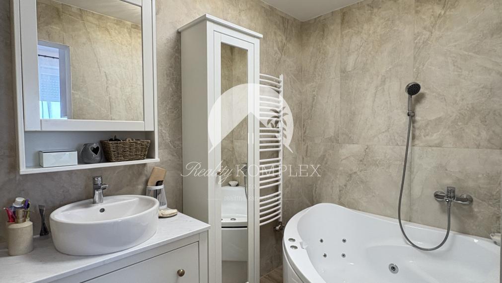 Reality KOMPLEX s.r.o., Vám ponúka kompletne zrekonštruovaný 3-izbový byt s loggiou na prenájom v dobrej lokalite v Komárne !!!