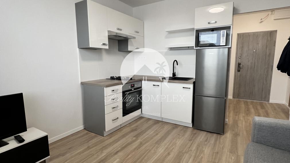 Krásny, zrekonštruovaný a moderne zariadený 1-izbový byt s balkónom do NÁJMU veľmi blízko centra Komárna!!