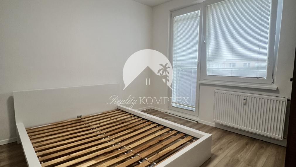 Krásny, zrekonštruovaný a moderne zariadený 1-izbový byt s balkónom do NÁJMU veľmi blízko centra Komárna!!