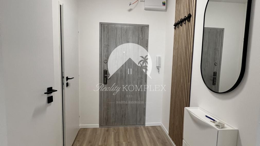 Krásny, zrekonštruovaný a moderne zariadený 1-izbový byt s balkónom do NÁJMU veľmi blízko centra Komárna!!