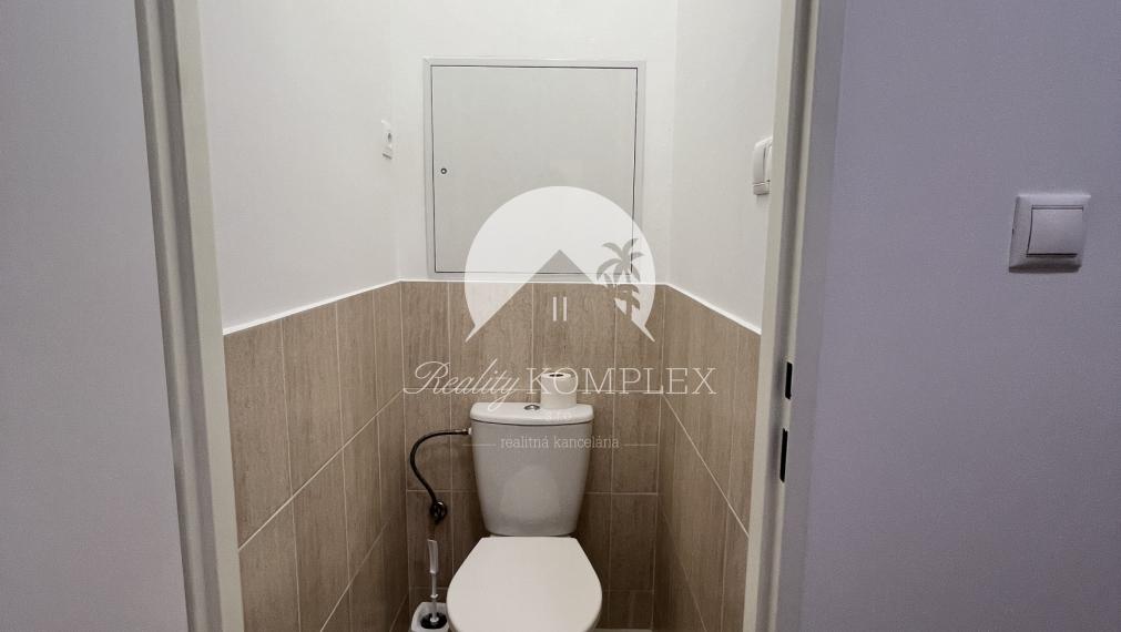 Krásny, zrekonštruovaný a moderne zariadený 1-izbový byt s balkónom do NÁJMU veľmi blízko centra Komárna!!