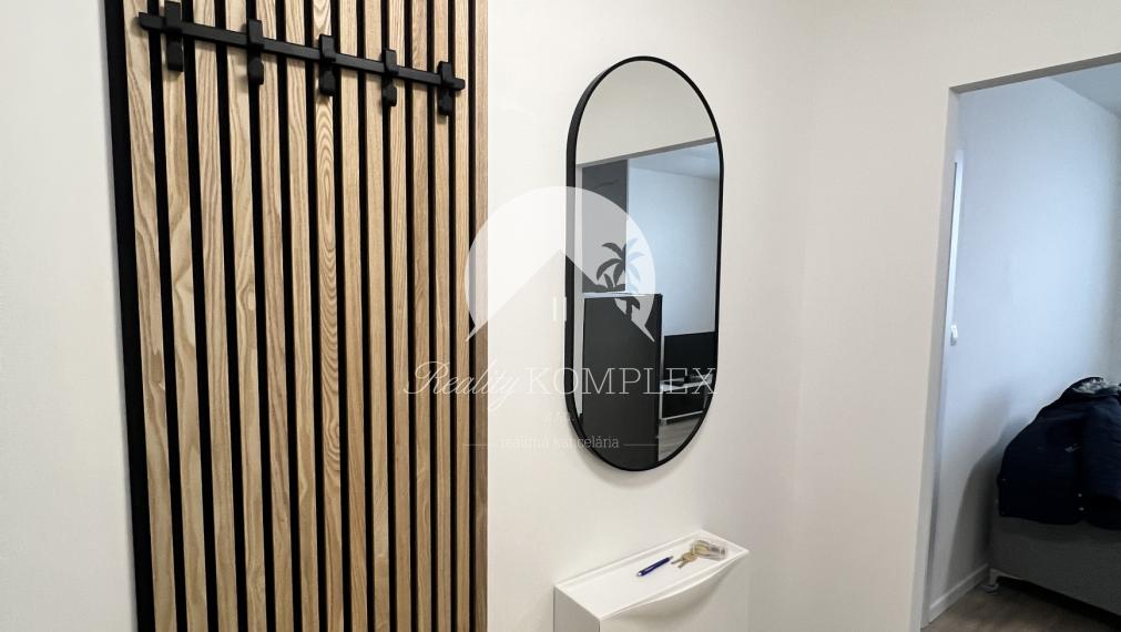 Krásny, zrekonštruovaný a moderne zariadený 1-izbový byt s balkónom do NÁJMU veľmi blízko centra Komárna!!