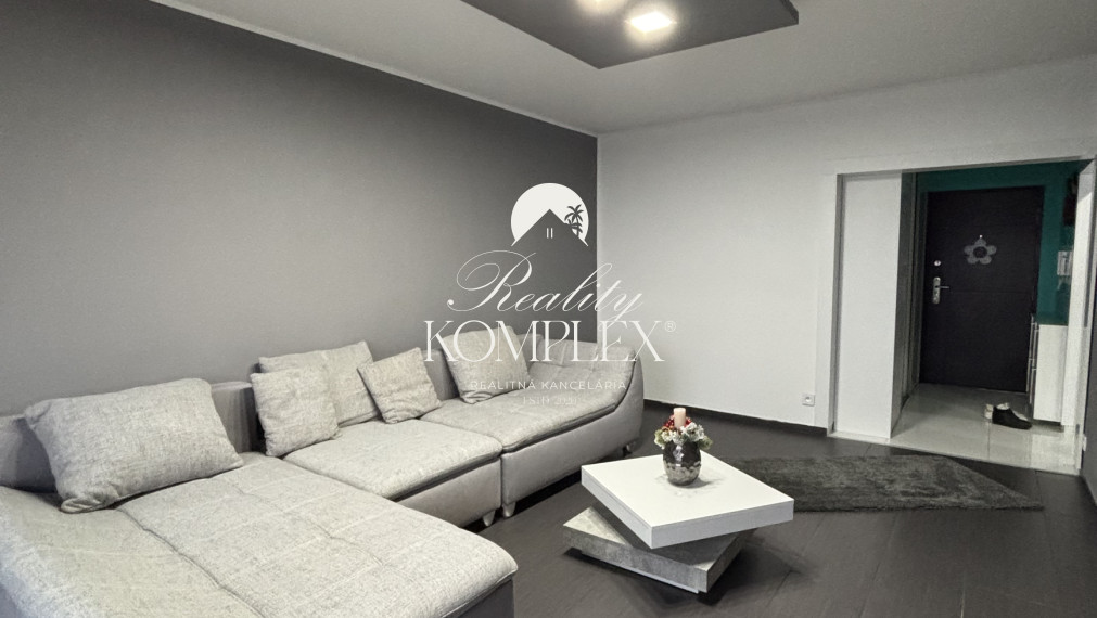 Reality KOMPLEX s.r.o., Vám ponúka na PREDAJ krásny  2 izbový byt s balkónom v obľúbenej  lokalite Mesta Komárno!