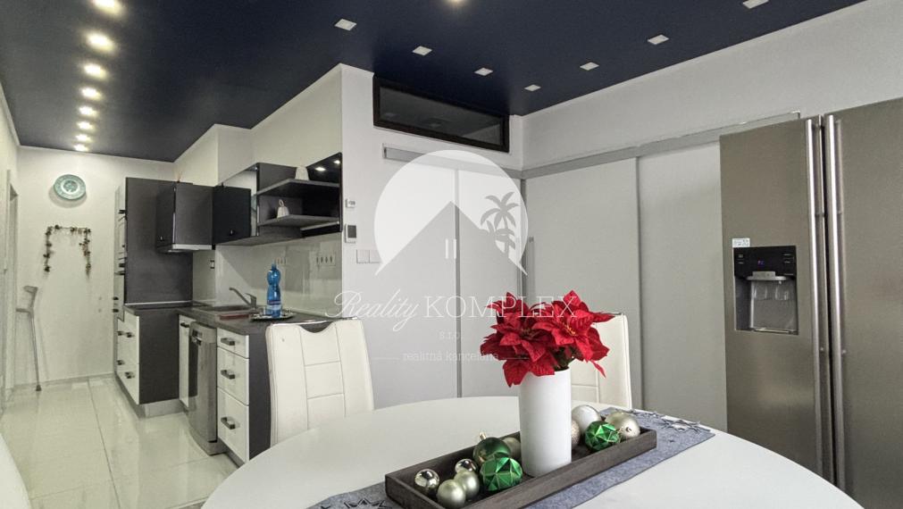 Reality KOMPLEX s.r.o., Vám ponúka na PREDAJ krásny  2 izbový byt s balkónom v obľúbenej  lokalite Mesta Komárno!