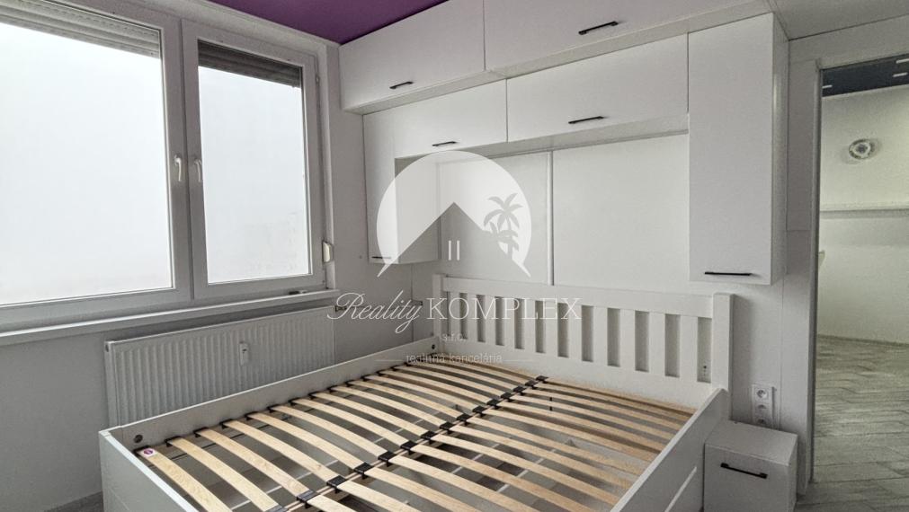 Reality KOMPLEX s.r.o., Vám ponúka na PREDAJ krásny  2 izbový byt s balkónom v obľúbenej  lokalite Mesta Komárno!