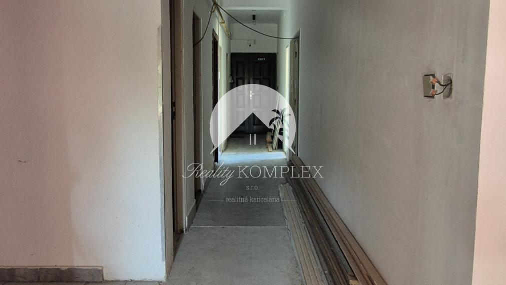 Reality KOMPLEX s.r.o.,Vám  ponúka na predaj nehnuteľnosť s veľkým komerčným potenciálom v obci Chotín, 8 km od okresného mesta Komárno.