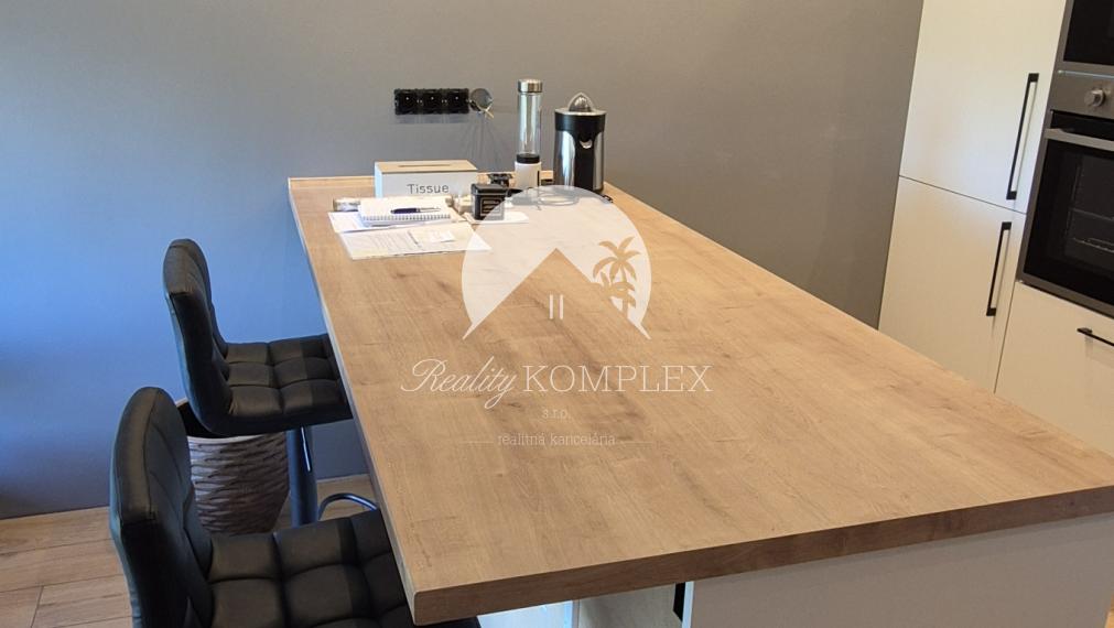 Reality KOMPLEX s.r.o.,Vám  ponúka na predaj nehnuteľnosť s veľkým komerčným potenciálom v obci Chotín, 8 km od okresného mesta Komárno.