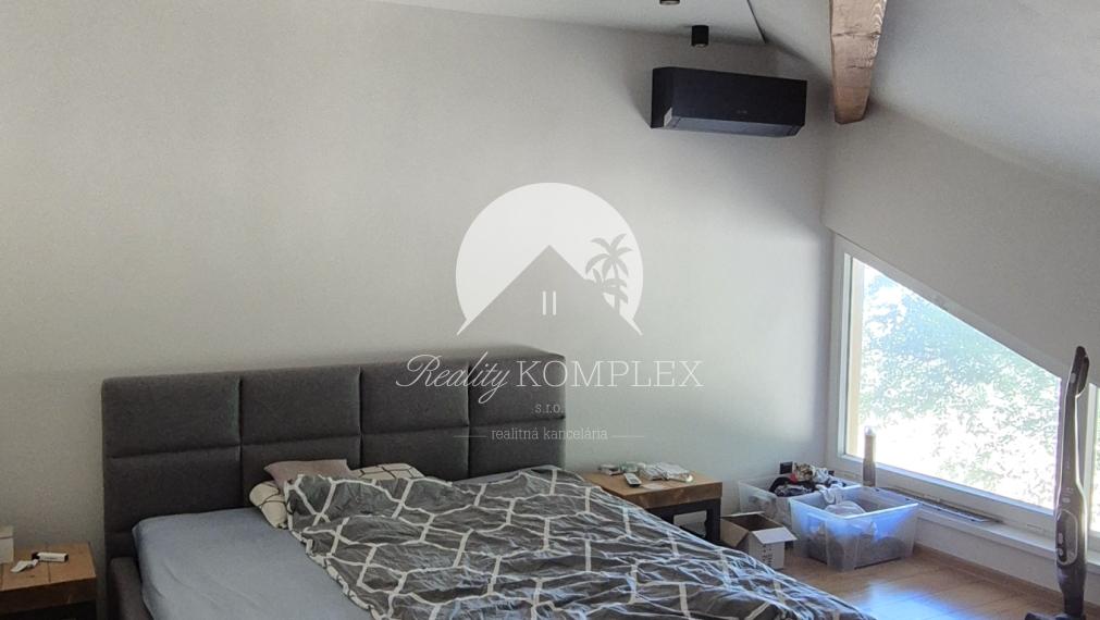 Reality KOMPLEX s.r.o.,Vám  ponúka na predaj nehnuteľnosť s veľkým komerčným potenciálom v obci Chotín, 8 km od okresného mesta Komárno.