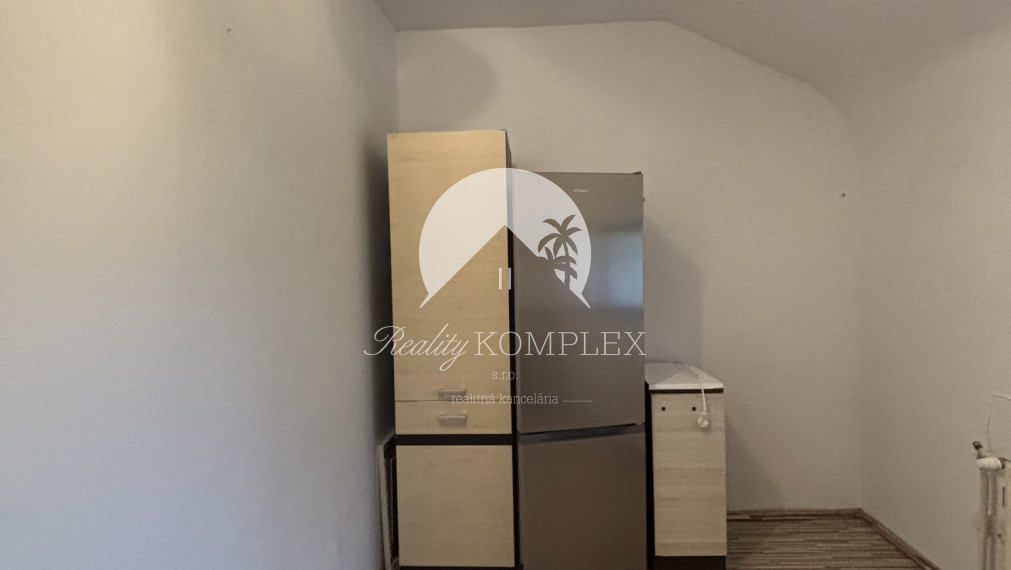 Reality komplex s.r.o., Vám  ponúka na prenájom útulný 1 izbový byt s lodžiou neďaleko od centra mesta Komárno !