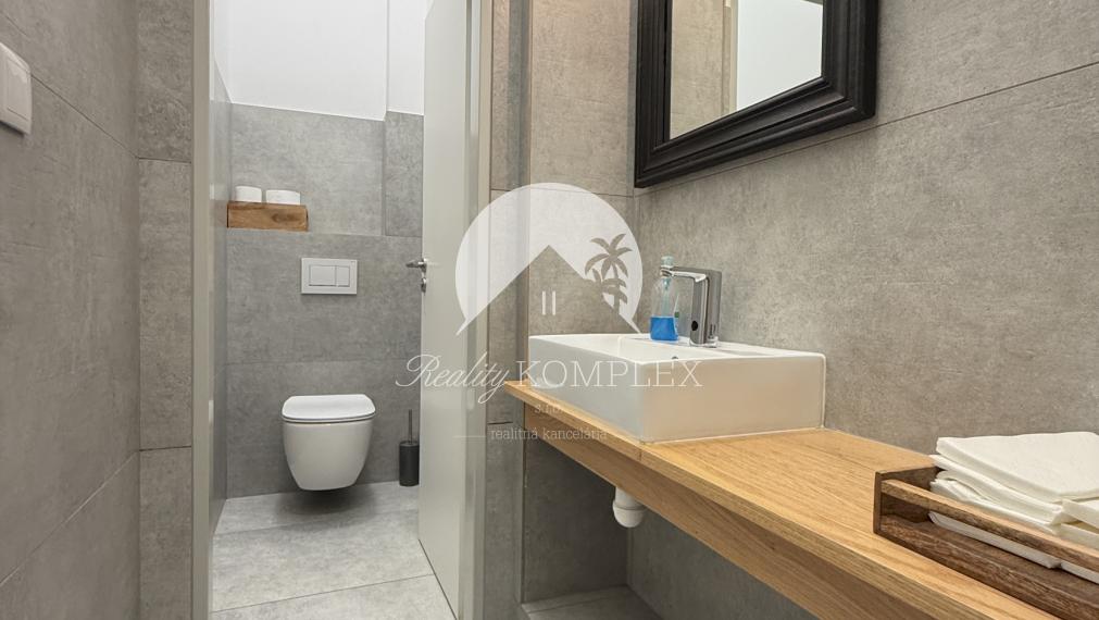 Reality KOMPLEX s.r.o. Vám ponúka EXKLUZÍVNU príležitosť prenajať si výnimočne zariadený gastro priestor, ktorý spája premyslené dispozičné riešenie, moderné technické vybavenie a strategickú polohu v centre Komárna!