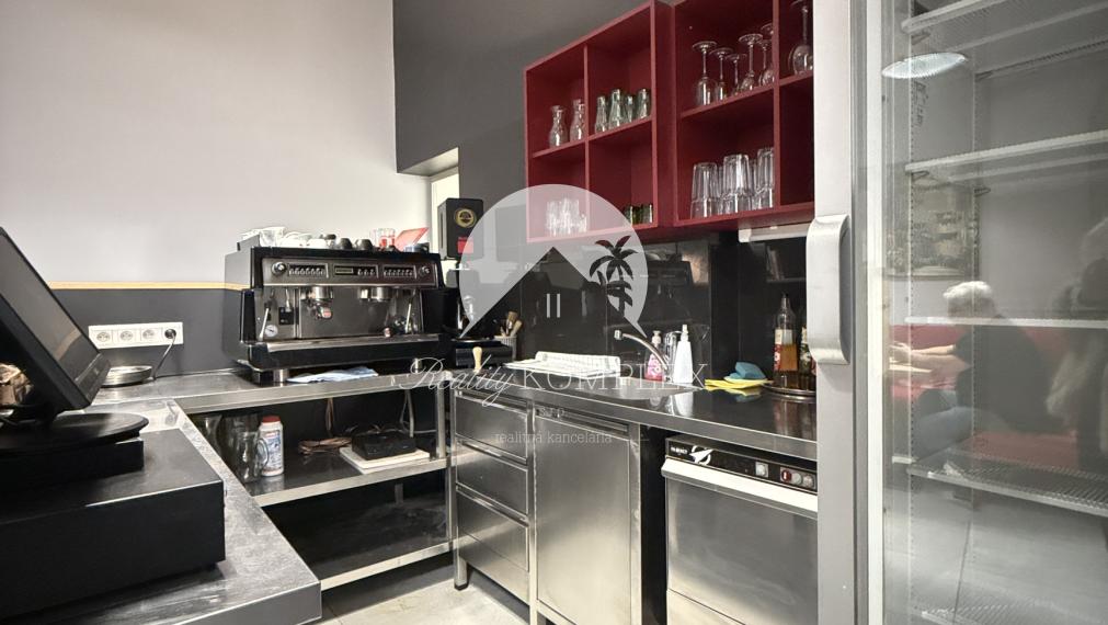 Reality KOMPLEX s.r.o. Vám ponúka EXKLUZÍVNU príležitosť prenajať si výnimočne zariadený gastro priestor, ktorý spája premyslené dispozičné riešenie, moderné technické vybavenie a strategickú polohu v centre Komárna!