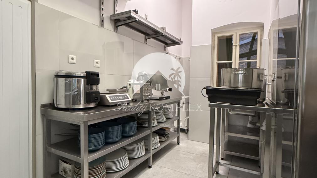Reality KOMPLEX s.r.o. Vám ponúka EXKLUZÍVNU príležitosť prenajať si výnimočne zariadený gastro priestor, ktorý spája premyslené dispozičné riešenie, moderné technické vybavenie a strategickú polohu v centre Komárna!