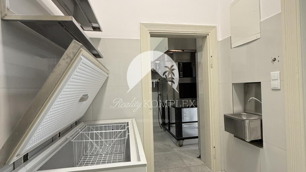 Reality KOMPLEX s.r.o. Vám ponúka EXKLUZÍVNU príležitosť prenajať si výnimočne zariadený gastro priestor, ktorý spája premyslené dispozičné riešenie, moderné technické vybavenie a strategickú polohu v centre Komárna!