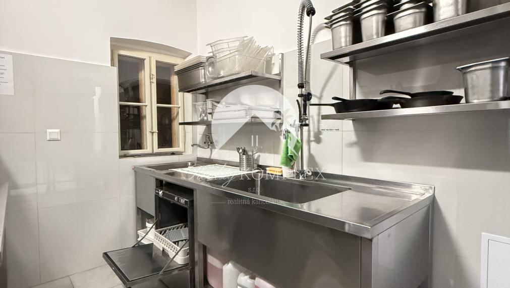 Reality KOMPLEX s.r.o. Vám ponúka EXKLUZÍVNU príležitosť prenajať si výnimočne zariadený gastro priestor, ktorý spája premyslené dispozičné riešenie, moderné technické vybavenie a strategickú polohu v centre Komárna!