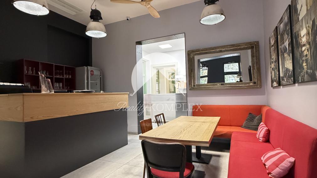 Reality KOMPLEX s.r.o. Vám ponúka EXKLUZÍVNU príležitosť prenajať si výnimočne zariadený gastro priestor, ktorý spája premyslené dispozičné riešenie, moderné technické vybavenie a strategickú polohu v centre Komárna!