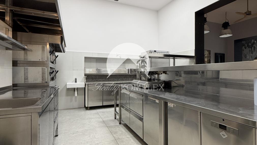 Reality KOMPLEX s.r.o. Vám ponúka EXKLUZÍVNU príležitosť prenajať si výnimočne zariadený gastro priestor, ktorý spája premyslené dispozičné riešenie, moderné technické vybavenie a strategickú polohu v centre Komárna!