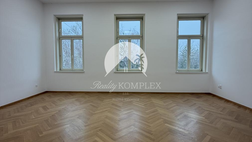 Reality KOMPLEX s.r.o. Vám ponúka v samotnom srdci mesta Komárno na prenájom priestranný a reprezentatívny kancelársky priestor,