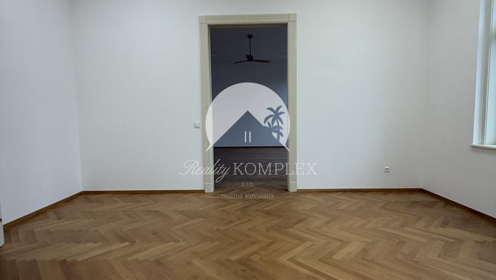 Reality KOMPLEX s.r.o. Vám ponúka v samotnom srdci mesta Komárno na prenájom priestranný a reprezentatívny kancelársky priestor,