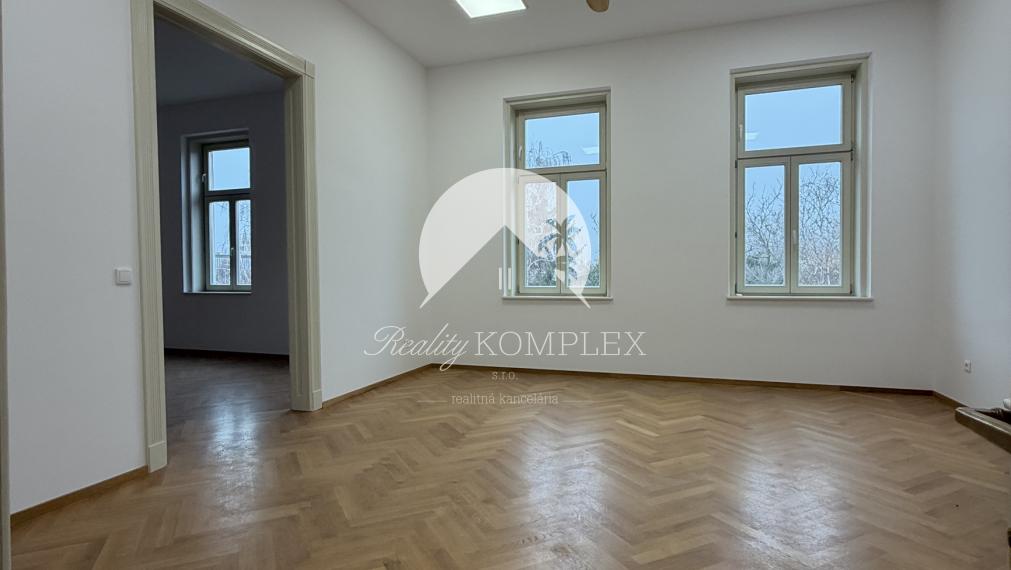 Reality KOMPLEX s.r.o. Vám ponúka v samotnom srdci mesta Komárno na prenájom priestranný a reprezentatívny kancelársky priestor,