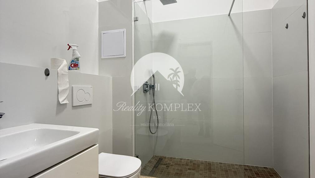 Reality KOMPLEX s.r.o. Vám ponúka v samotnom srdci mesta Komárno na prenájom priestranný a reprezentatívny kancelársky priestor,