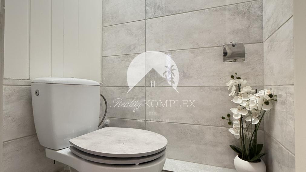 IBA U NÁS! Reality KOMPMPLEX s.r.o. Vám ponúka na PREDAJ zrekonštruovaný 3 izbový byt v Komárne na ul. Damjanichová!