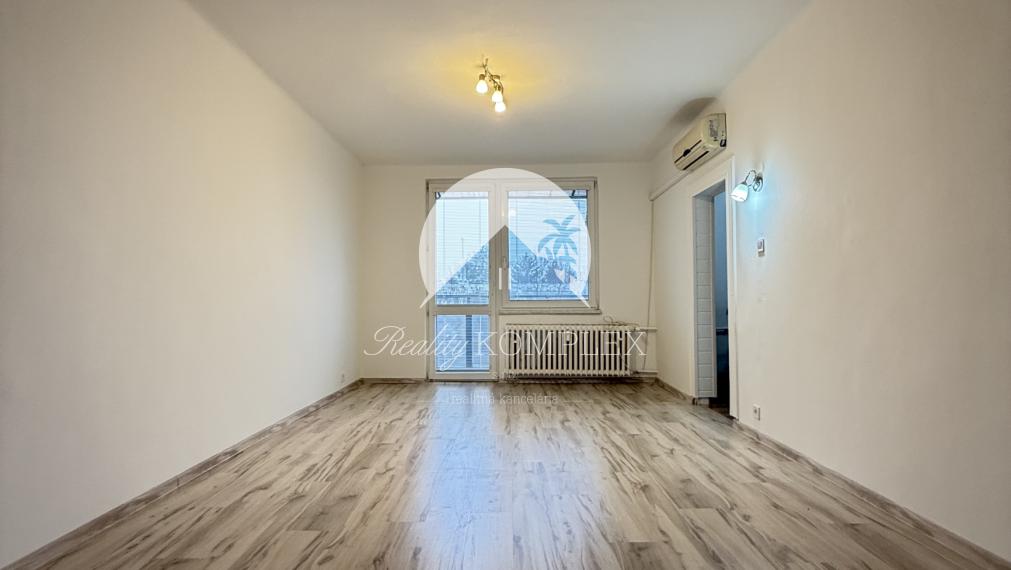 IBA U NÁS! Reality KOMPMPLEX s.r.o. Vám ponúka na PREDAJ zrekonštruovaný 3 izbový byt v Komárne na ul. Damjanichová!